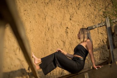 Moda kadını. Kumsalda güzel bir genç kız ya da kadın. Temiz hava plajı manzarası. Doğal güzellik. Yaşam tarzı, gerçek insanlar. Parlak makyaj, kırmızı dudaklar..