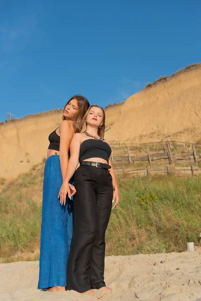 Jóvenes Felices Corriendo Playa Disfrutando Las Vacaciones Verano Dos Chicas — Foto de Stock