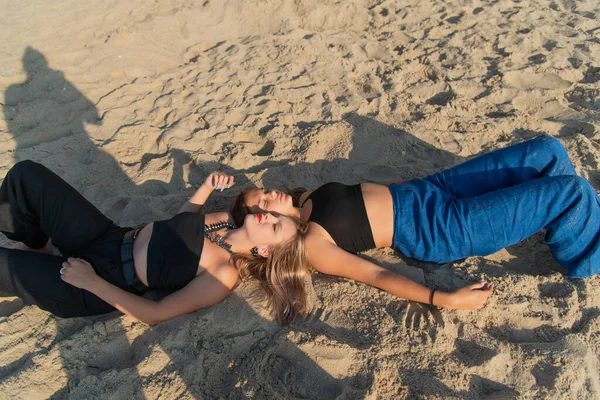 Jóvenes Felices Corriendo Playa Disfrutando Las Vacaciones Verano Dos Chicas — Foto de Stock