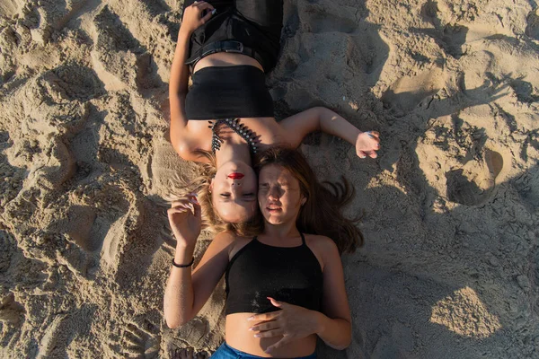 Jóvenes Felices Corriendo Playa Disfrutando Las Vacaciones Verano Dos Chicas —  Fotos de Stock