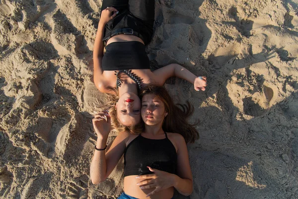 Happy Young People Running Beach Enjoying Summer Holiday Two Young — Stock Photo, Image