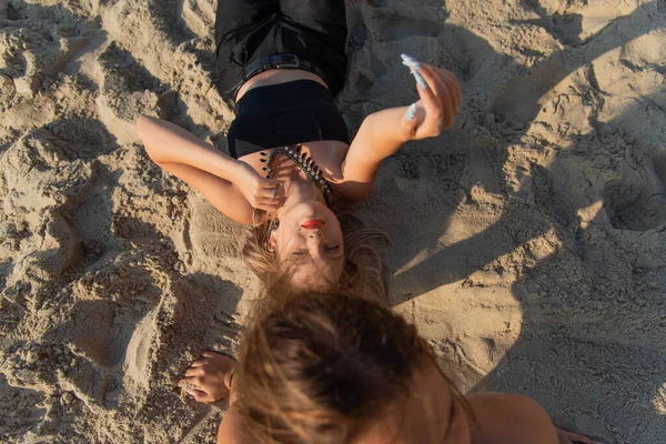 Jóvenes Felices Corriendo Playa Disfrutando Las Vacaciones Verano Dos Chicas — Foto de Stock