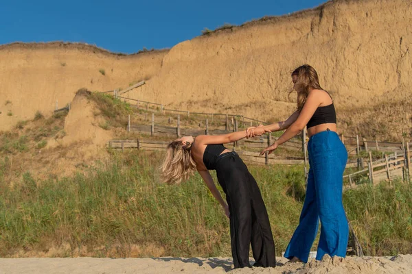 Jóvenes Felices Corriendo Playa Disfrutando Las Vacaciones Verano Dos Chicas —  Fotos de Stock