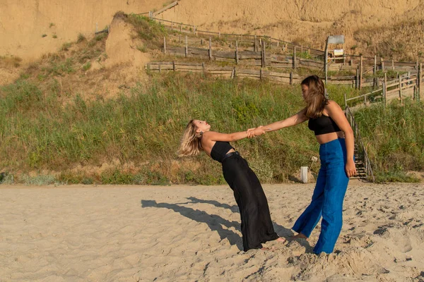 Jeunes Gens Heureux Courir Sur Plage Profiter Des Vacances Été — Photo