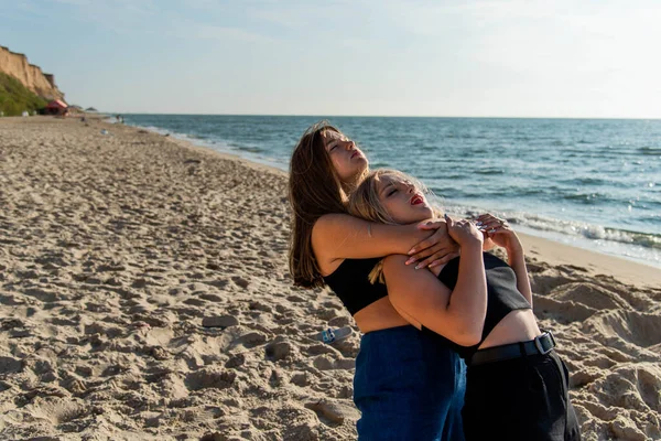 Ευτυχισμένοι Νέοι Που Τρέχουν Στην Παραλία Και Απολαμβάνουν Τις Καλοκαιρινές — Φωτογραφία Αρχείου