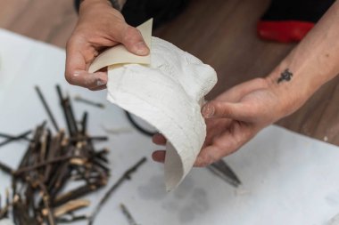 Alçı kalıbına dayalı maskeler yaratmak. Alçıtaşı kalıbı. Yüzün kalıbı. Heykel yapmak. Sanatçının çalışma akışı.