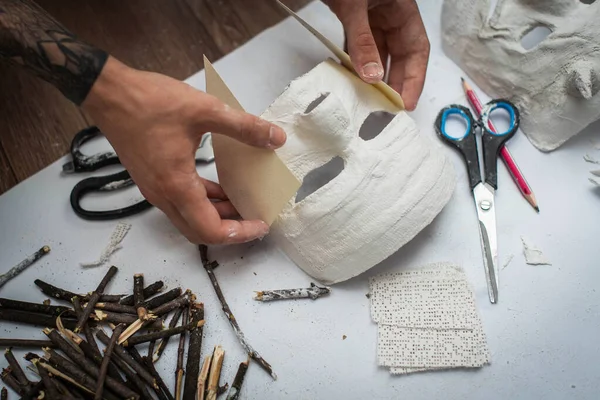 Creando Máscaras Basadas Yeso Fundido Molde Yeso Reparto Cara Esculpir — Foto de Stock