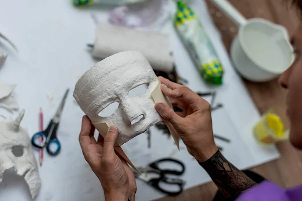 石膏の鋳造物に基づいてマスクを作成します 石膏型 顔のキャスト 彫刻だ 作家のワークフロー — ストック写真