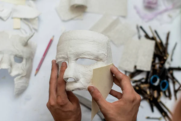 石膏の鋳造物に基づいてマスクを作成します 石膏型 顔のキャスト 彫刻だ 作家のワークフロー — ストック写真