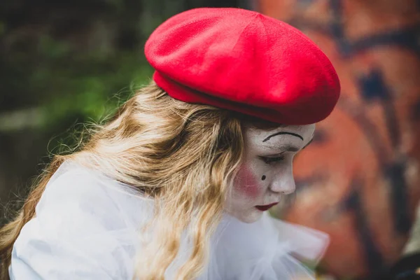 Het Meisje Met Make Van Mimespeler Improvisatie Kostuum Voor Halloween — Stockfoto