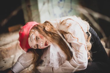 Pandomimci kız. Doğaçlama. Cadılar Bayramı için uygun. Pandomim farklı duygular gösterir. Üzgün palyaço.