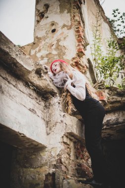 Pandomimci kız. Doğaçlama. Cadılar Bayramı için uygun. Pandomim farklı duygular gösterir. Üzgün palyaço.