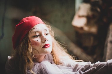 Pandomimci kız. Doğaçlama. Cadılar Bayramı için uygun. Pandomim farklı duygular gösterir. Üzgün palyaço.