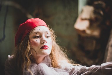 Pandomimci kız. Doğaçlama. Cadılar Bayramı için uygun. Pandomim farklı duygular gösterir. Üzgün palyaço.