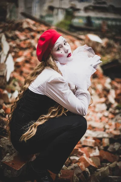 Het Meisje Met Make Van Mimespeler Improvisatie Kostuum Voor Halloween — Stockfoto