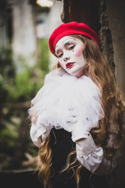 その少女は時間の化粧をしている 即興だ ハロウィンのためのスーツ 違う感情を示しています 悲しいピエロ — ストック写真