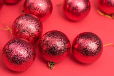 Kırmızı arka planda kırmızı Noel süslemeleri. Yeni yıl tebrik kartı. Asgari düzeyde. Düz yatıyordu.