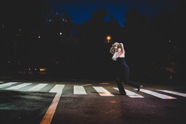 Pandomimci kız. Doğaçlama. Cadılar Bayramı için uygun. Pandomim farklı duygular gösterir. Üzgün palyaço. Akşam havası..