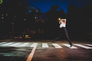 Pandomimci kız. Doğaçlama. Cadılar Bayramı için uygun. Pandomim farklı duygular gösterir. Üzgün palyaço. Akşam havası..