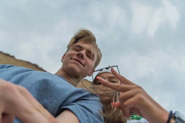Skupina Roztomilých Teenagerských Přátel Fotí Selfie Turisté Fotí Jednodenní Výlet — Stock fotografie