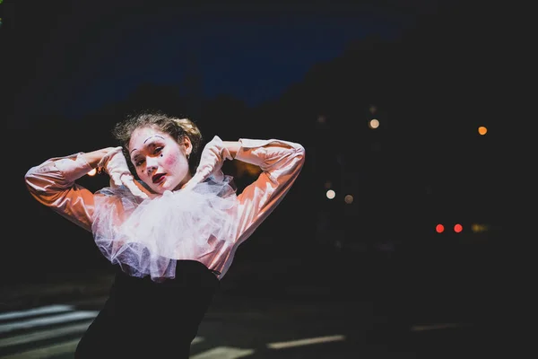 Κορίτσι Μακιγιάζ Του Μίμου Αυτοσχεδιασμός Στολή Για Χάλογουιν Μίμος Δείχνει — Φωτογραφία Αρχείου