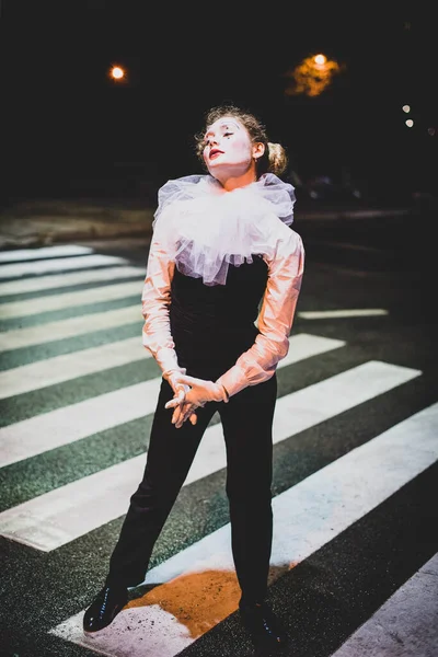 Fille Avec Maquillage Mime Improvisation Costume Pour Halloween Mime Montre — Photo
