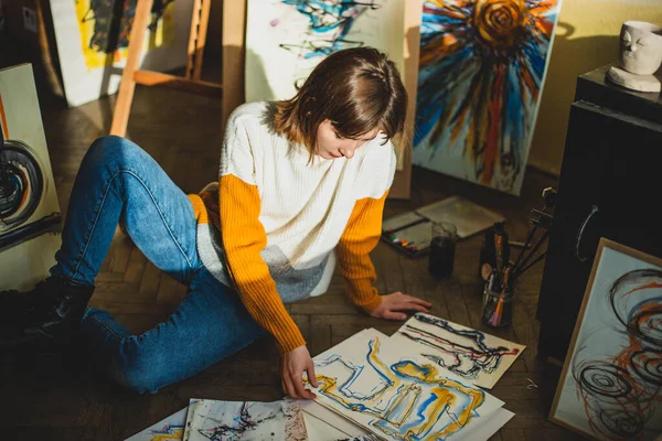 美しい女性の絵 絵画スタジオの少女 現代抽象画に取り組む才能ある女性アーティスト油絵具を使用して幅広いストロークでジェスチャーブラシ ダーククリエイティブスタジオ — ストック写真