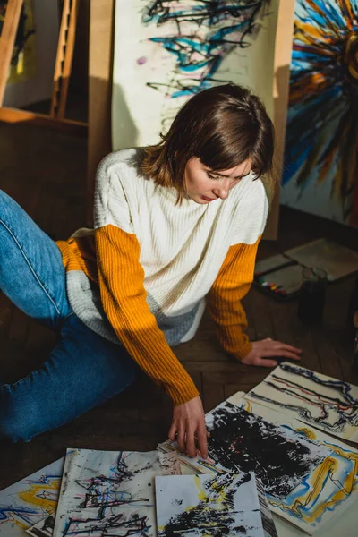 美しい女性の絵 絵画スタジオの少女 現代抽象画に取り組む才能ある女性アーティスト油絵具を使用して幅広いストロークでジェスチャーブラシ ダーククリエイティブスタジオ — ストック写真