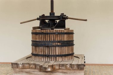 bir yaşlanma mahzenine şarap varil