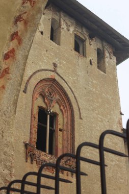 Vigevano 'nun tarihi merkezinde, 2012' deki kar yağışı sırasında Vigevano 'daki Piazza Ducale ve Sforzesco Kalesi manzaralı bir yürüyüş.