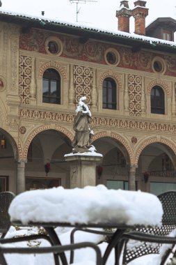 Vigevano 'nun tarihi merkezinde, 2012' deki kar yağışı sırasında Vigevano 'daki Piazza Ducale ve Sforzesco Kalesi manzaralı bir yürüyüş.