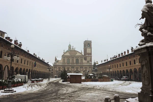 Egy Séta Történelmi Központjában Vigevano Kilátással Piazza Ducale Sforzesco Kastély — Stock Fotó