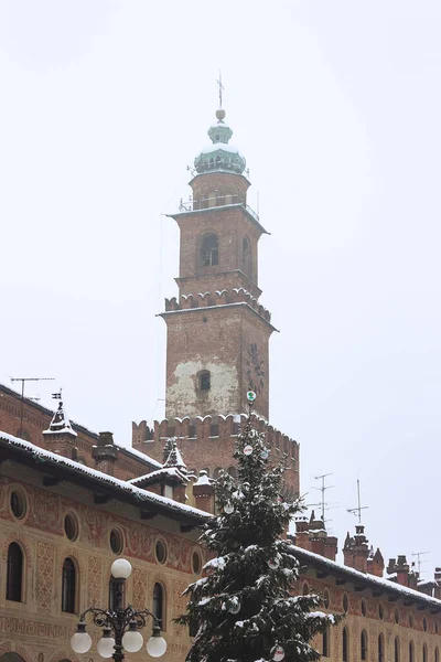 2012年降雪时 在维杰瓦诺历史建筑的中心散步 可以看到杜卡莱广场和维杰瓦诺的斯福尔热斯科城堡 — 图库照片