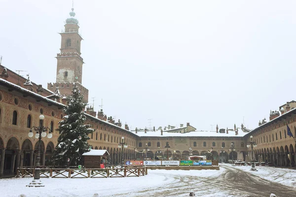 2012年降雪时 在维杰瓦诺历史建筑的中心散步 可以看到杜卡莱广场和维杰瓦诺的斯福尔热斯科城堡 — 图库照片