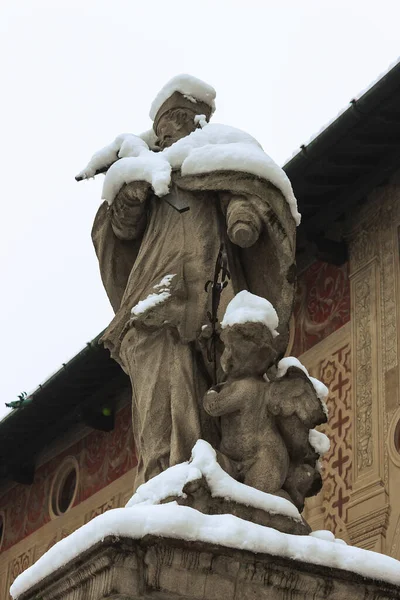 Vigevano 'nun tarihi merkezinde, 2012' deki kar yağışı sırasında Vigevano 'daki Piazza Ducale ve Sforzesco Kalesi manzaralı bir yürüyüş.