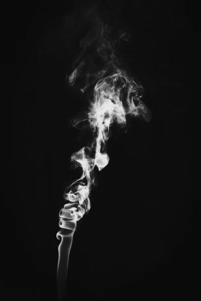 黒い紙の上の煙の跡 — ストック写真