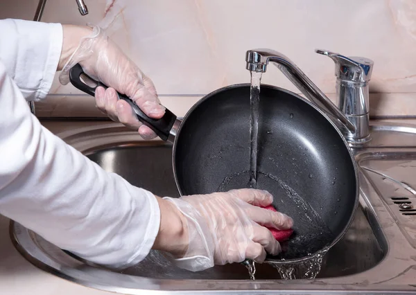 Mãos Mulher Com Luvas Lavar Louça Com Água Doce Torneira — Fotografia de Stock