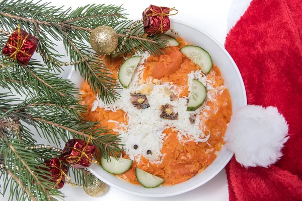İçinde yumurta, havuç ve salatalıktan yapılmış 2021 beyaz boğa ineğinin yenilebilir sembolü olan yemekler. Yeni yıl Noel yemeği manzarası. Tatil, kutlama, yemek sanatı. Çocuklar için fikir.