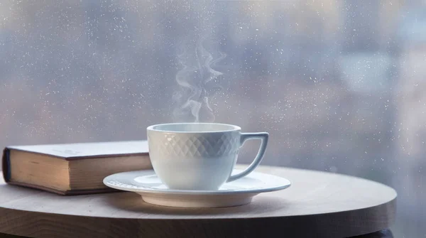 Witte Koffiebeker Met Rook Bruin Boek Tafel Café Late Herfst — Stockfoto