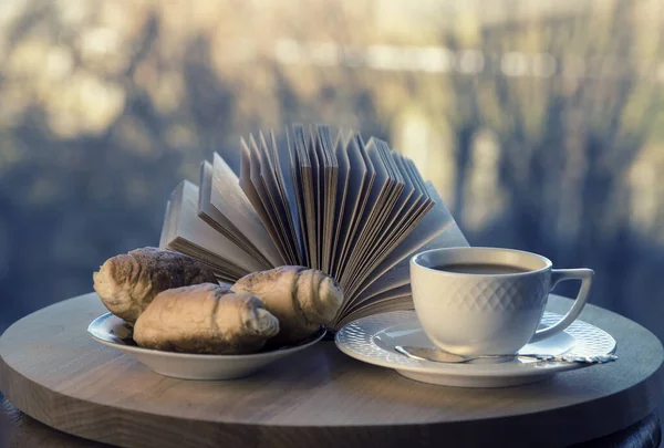 Witte Koffiebeker Croissants Bruin Open Boek Houten Tafel Café Ontbijt — Stockfoto
