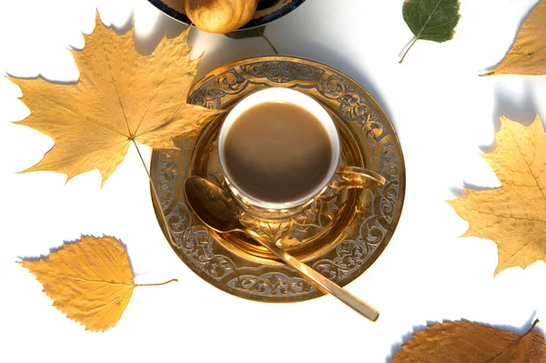 Gouden Koffiekop Herfst Bladeren Geïsoleerd Witte Achtergrond Plat Lay Bovenaanzicht — Stockfoto