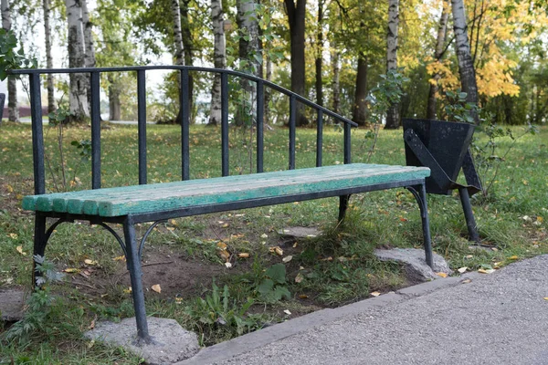 Grön Träbänk Och Metallsoptunna Höstparken — Stockfoto