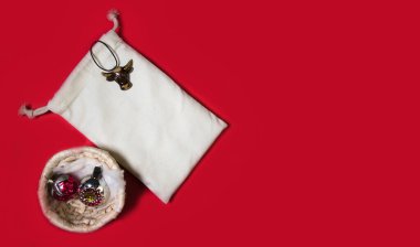 Öküz başlı doğal kumaştan yapılmış bej bir çanta. Yeni yıl 2021 'de zodyak işareti, yeni yıl süslemeleri ile birlikte sepet. Çevre dostu paket. Metin için alanı kopyala. 