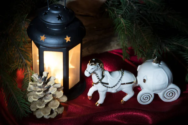 磁器シンデレラのおもちゃの馬車 明るい光燃焼懐中電灯や緑のモミの木の枝でクリスマスの装飾 素晴らしい魔法のスタイル — ストック写真