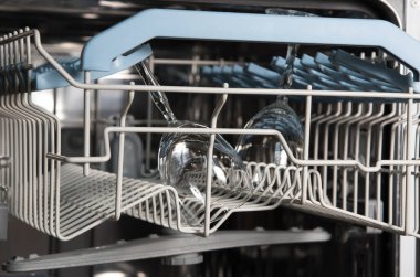 Bulaşık makinesinde iyi yıkanmış şarap bardakları. İyi bir ev, daha temiz. Seçici odak.