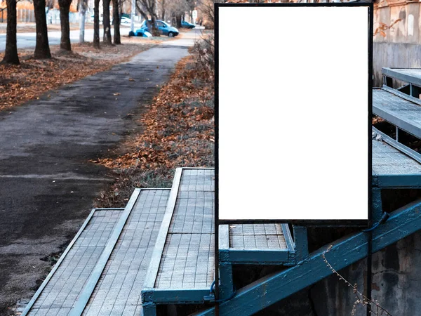 家と白の広告スペースの青い階段で秋の街のシーン 空白の看板と屋外広告 モックアップポスター外 — ストック写真