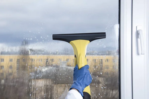 Turuncu misk kedisi balkabağı ikiye bölünmüş, baharat, et ve sebzelerle pişirilmiş ahşap kesim tahtası ve mavi arka plan. Üst Görünüm