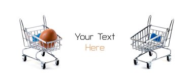 Beyaz arka planda bir yumurta izole edilmiş boş mini market ve yiyecek alışverişi konsepti. 