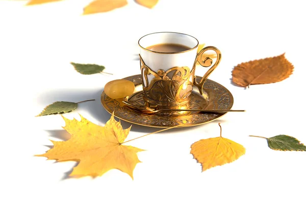 Gouden Koffiekop Herfst Bladeren Geïsoleerd Witte Achtergrond Selectieve Focus — Stockfoto