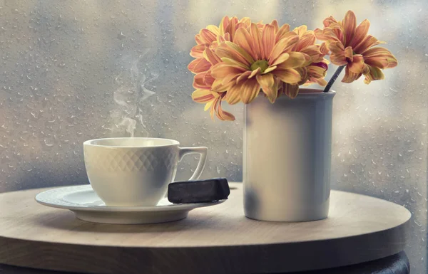 Witte Koffiekop Met Rook Vaas Met Sinaasappelbloemen Tafel Café Het — Stockfoto